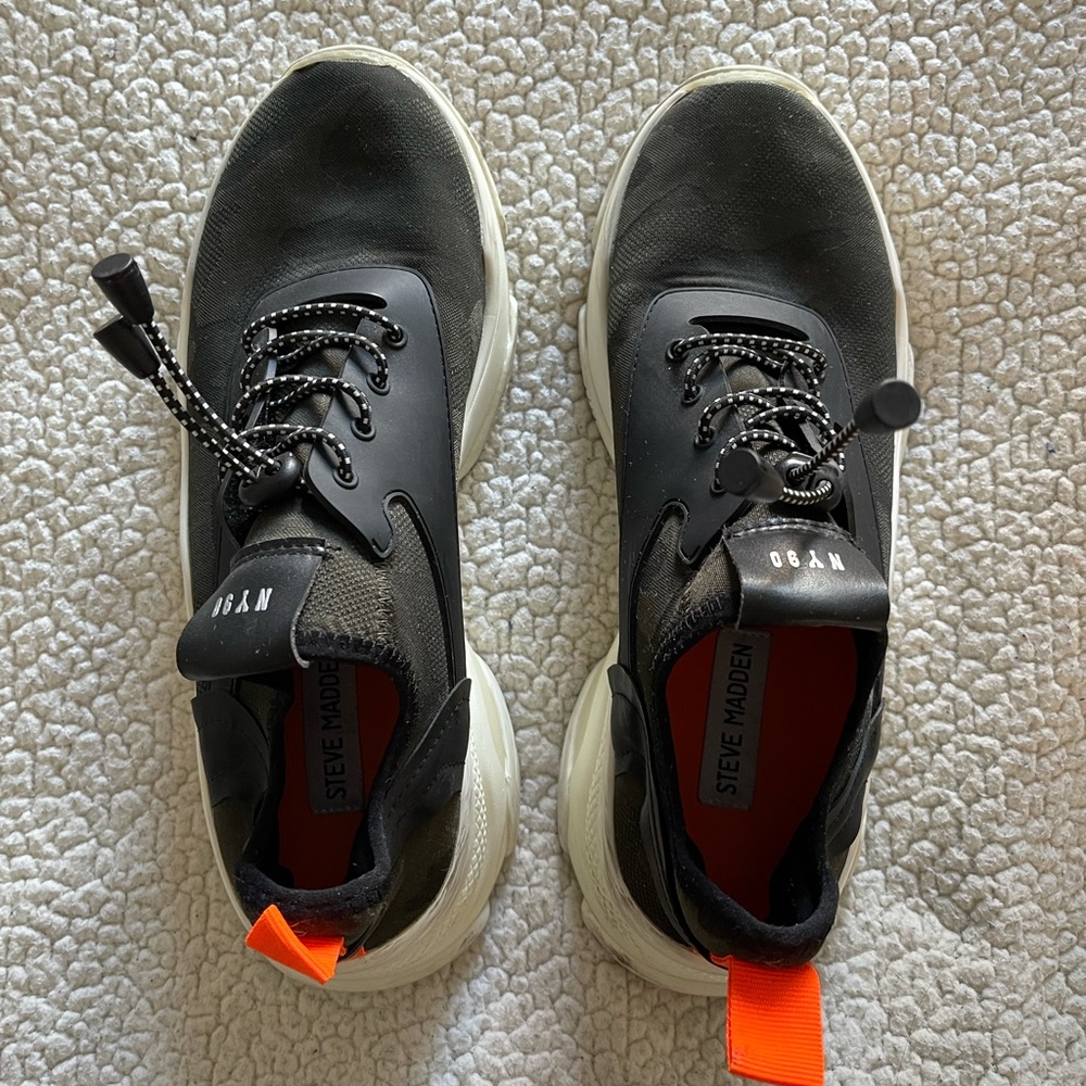 STEVE MADDEN dark green camo sneakers